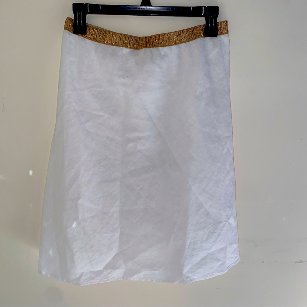 Chic white skirt with sparkly golden belt
